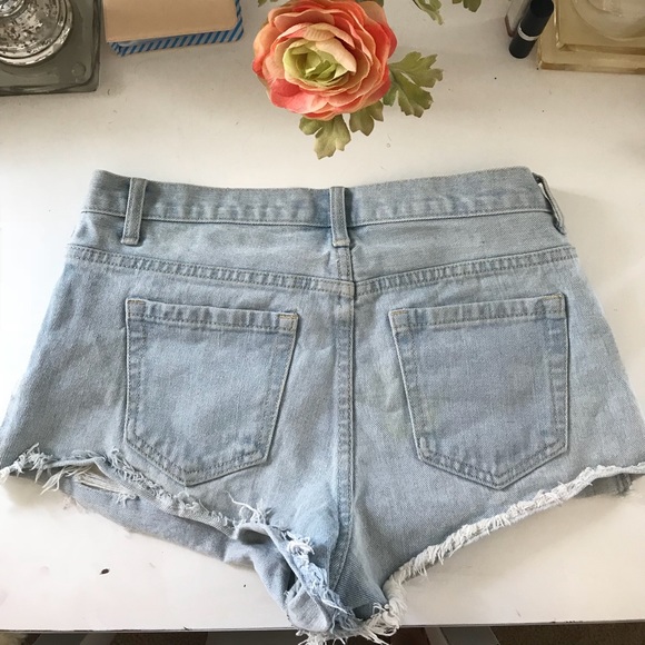 SUPER CUTE distressed denim shorts - Picture 2 of 2